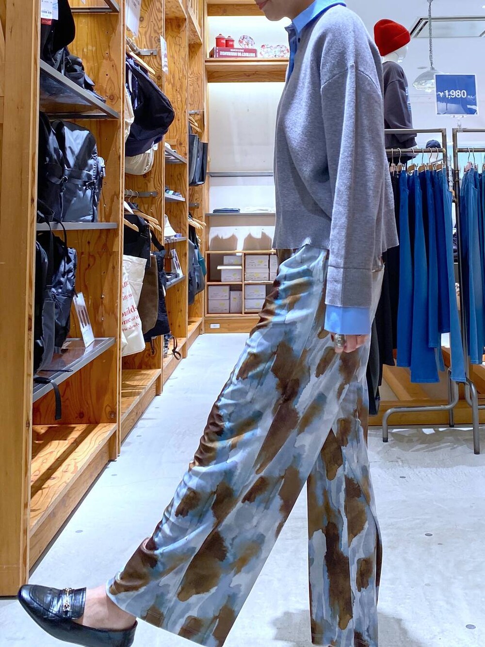 ブラック系のローファー、ブラック系のハンドバッグ、ブラウン系のその他パンツを着用したレディースの冬コーディネートの4枚目の写真