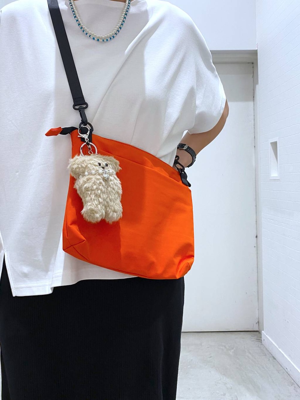 「高身長、ママコーデ、カジュアルコーデ、夏コーデ、楽ちんコーデ、体型カバー、セールコーデ、GLOBAL WORK、Tシャツ、スカート、キャップ、スニーカー、差し色コーデ、個性派、カジュアル」｜「GLOBAL WORKのエアかるクラシックスニーカー/135751（スニーカー、ブルー系）」を使った、osumiさん（レディース・174cm）の春コーディネートの5枚目の写真