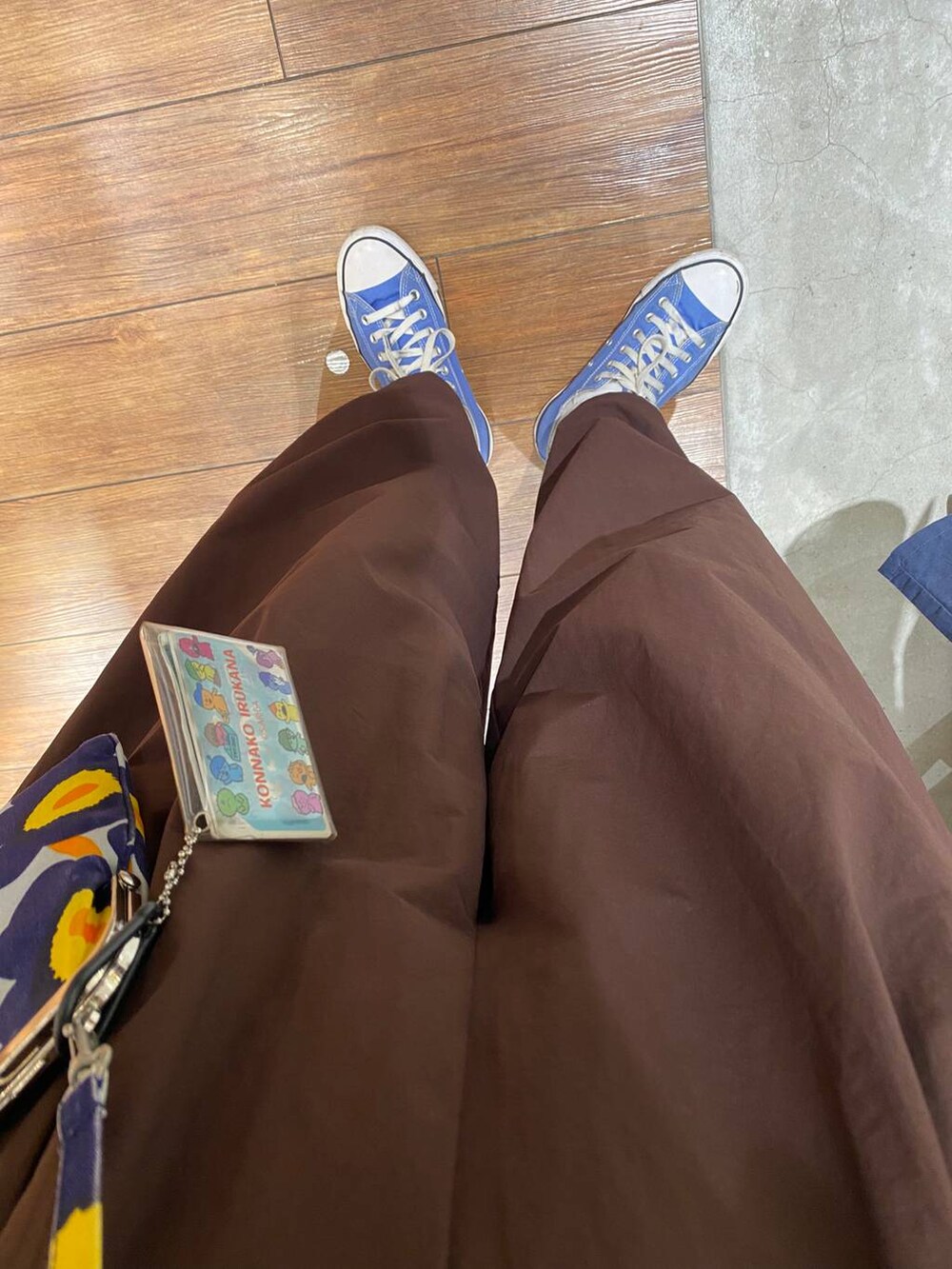 ホワイト系のTシャツ/カットソー、ブラウン系のその他パンツ、レッド系のキャップを着用したレディースの夏コーディネートの3枚目の写真