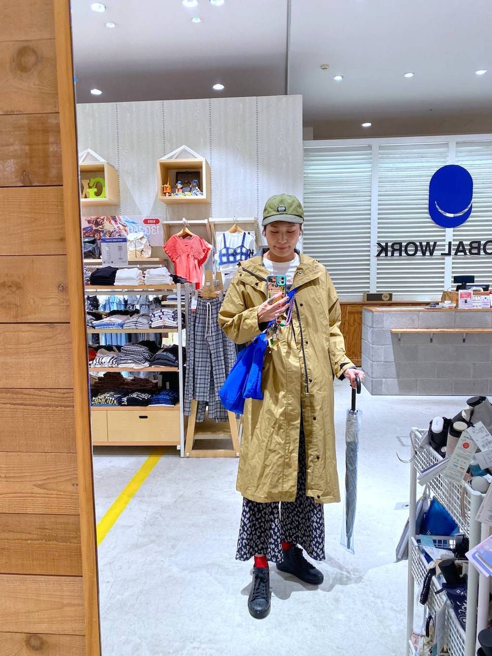 その他のその他パンツ、ホワイト系のTシャツ/カットソー、ブラック系のその他トップスを着用したレディースの夏コーディネートの2枚目の写真