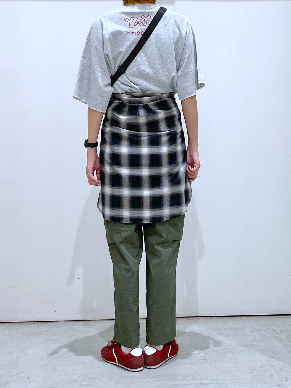 グリーン系のカーゴパンツ、ブラック系のシャツ/ブラウス、グレー系のTシャツ/カットソーを着用したレディースの秋コーディネートの3枚目の写真