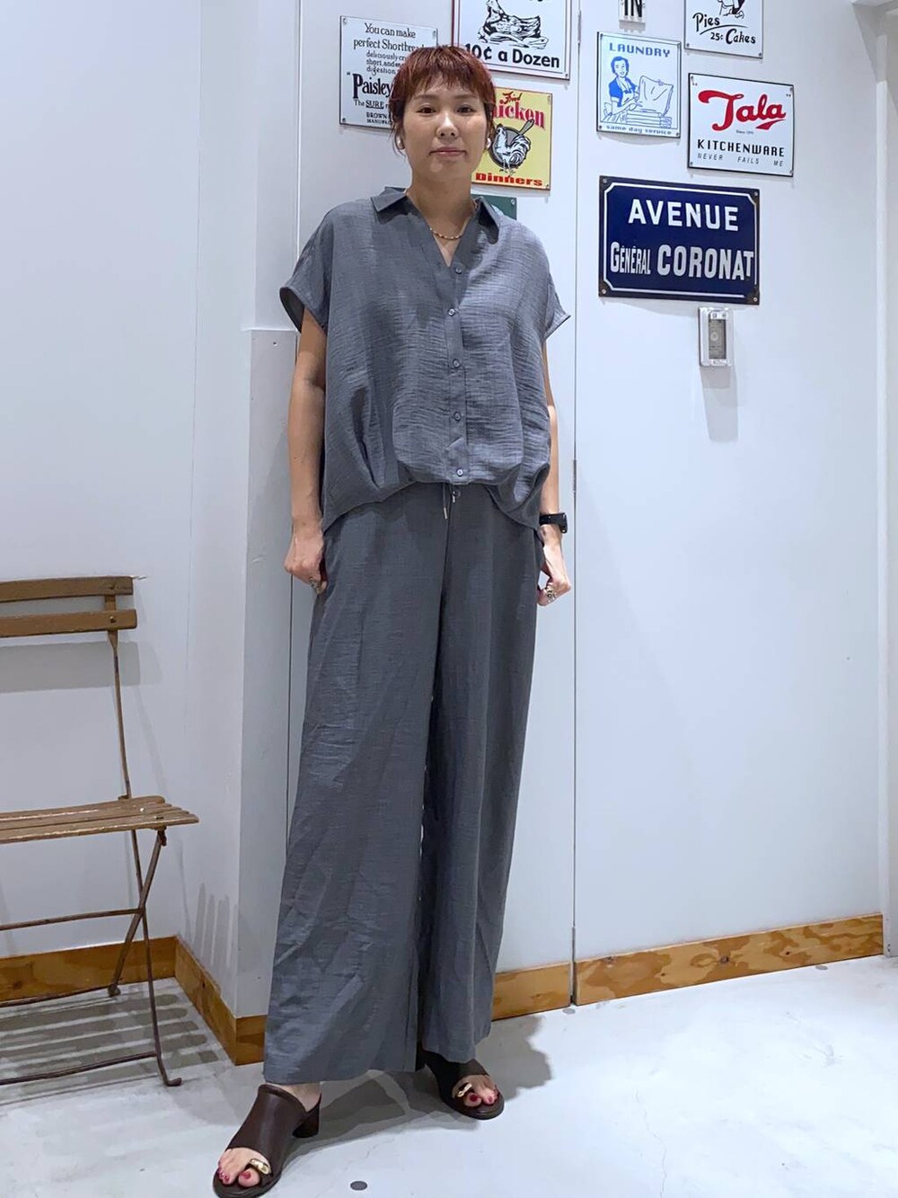 ホワイト系のTシャツ/カットソー、ブラウン系のサンダル、グレー系のその他パンツを着用したレディースの夏コーディネートの3枚目の写真