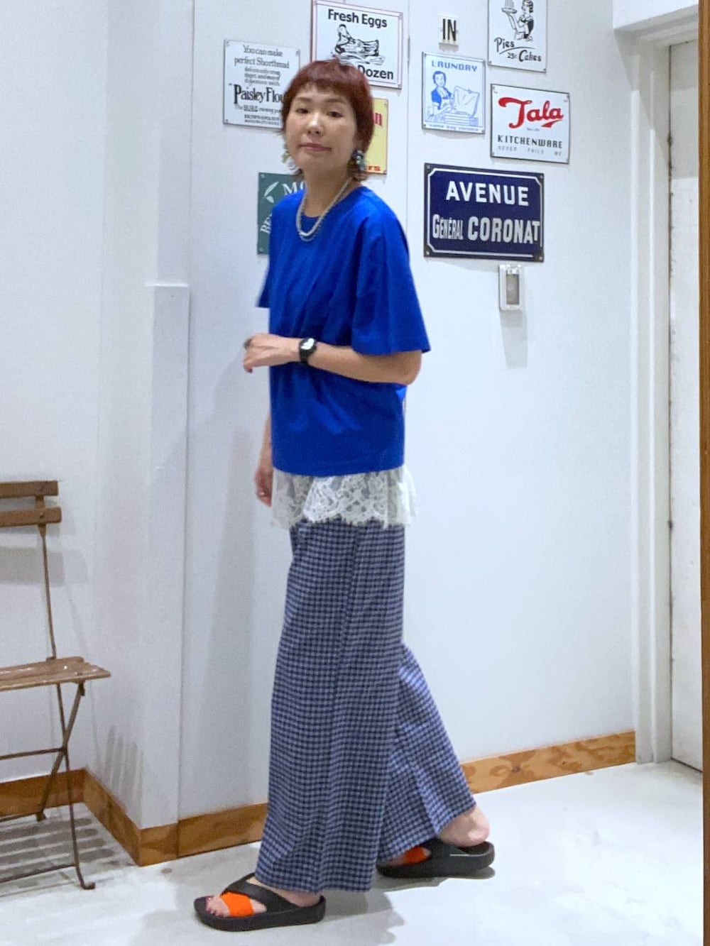 ブルー系のTシャツ/カットソー、ホワイト系のキャミソール、ブルー系のその他パンツを着用したレディースの夏コーディネートの2枚目の写真