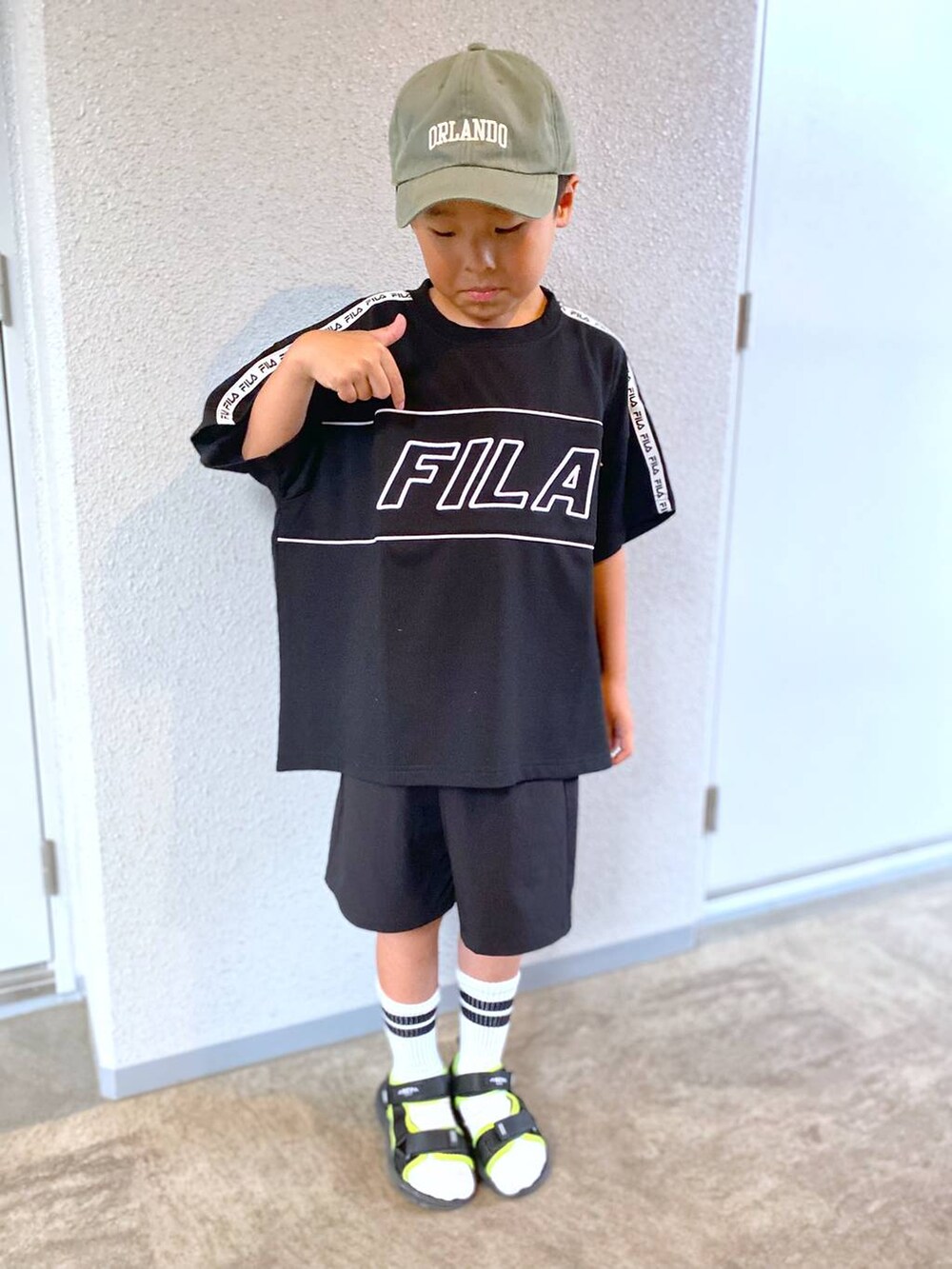 ブラック系のその他パンツ、ブラック系のTシャツ/カットソー、グリーン系のキャップを着用したキッズの夏コーディネートの2枚目の写真