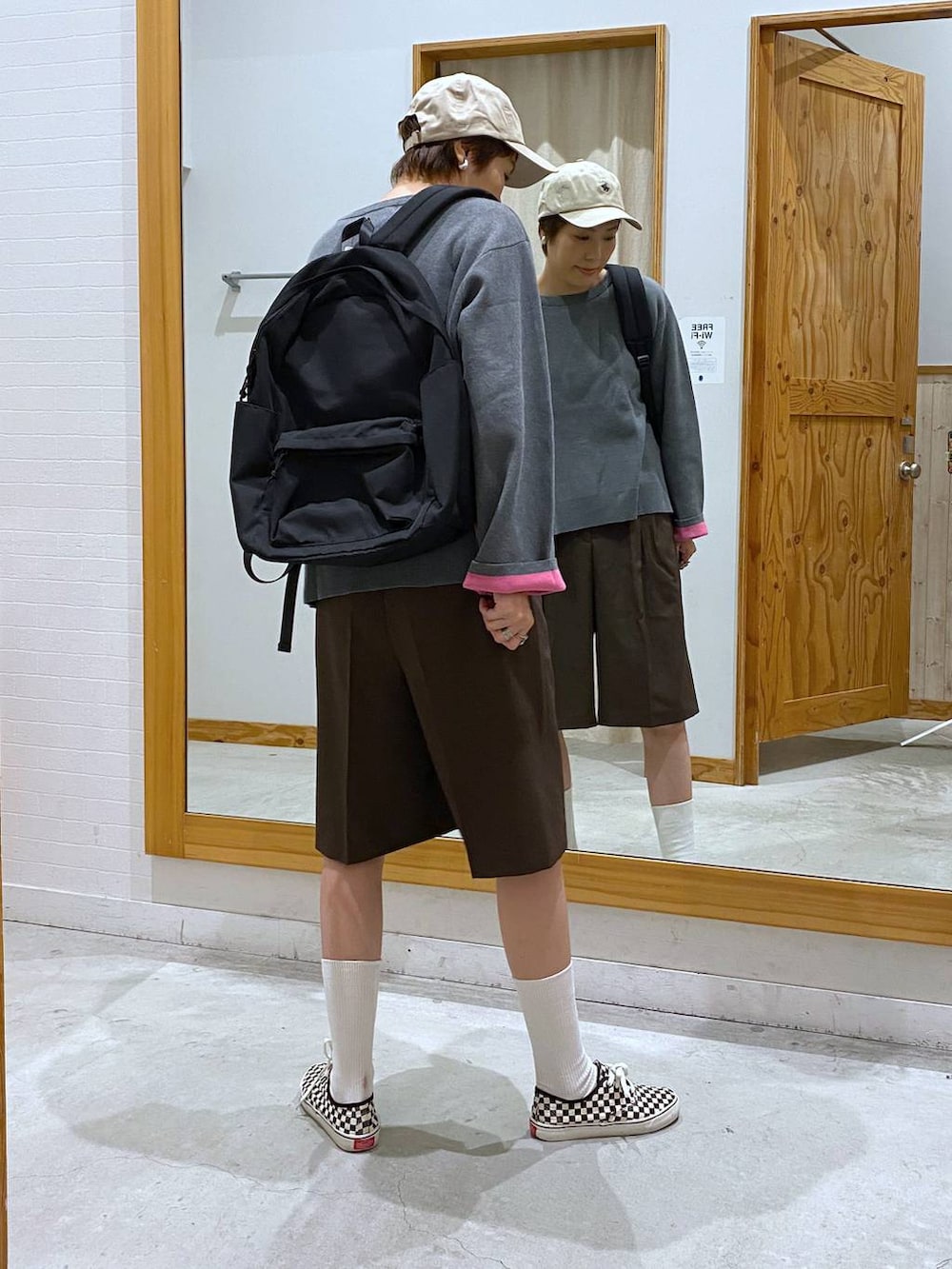 ブラック系のバックパック/リュック、ブラウン系のその他パンツ、グレー系のニット/セーターを着用したレディースの秋コーディネートの4枚目の写真