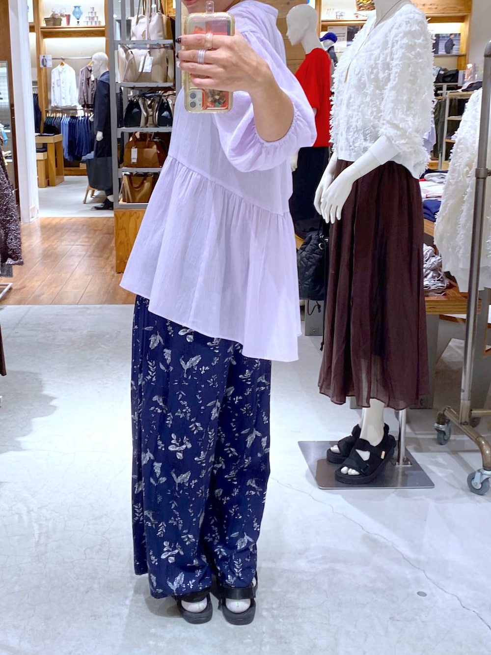 パープル系のシャツ/ブラウス、ブルー系のその他パンツを着用したレディースの夏コーディネートの3枚目の写真