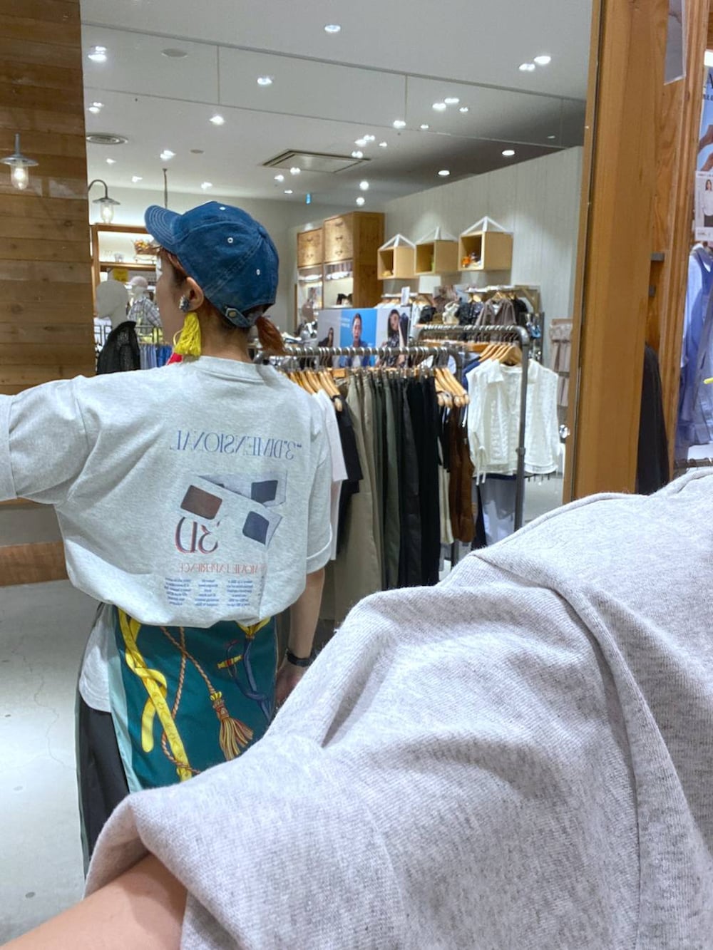 グレー系のその他パンツ、グレー系のTシャツ/カットソー、グリーン系のバンダナ/スカーフを着用したレディースの夏コーディネートの2枚目の写真