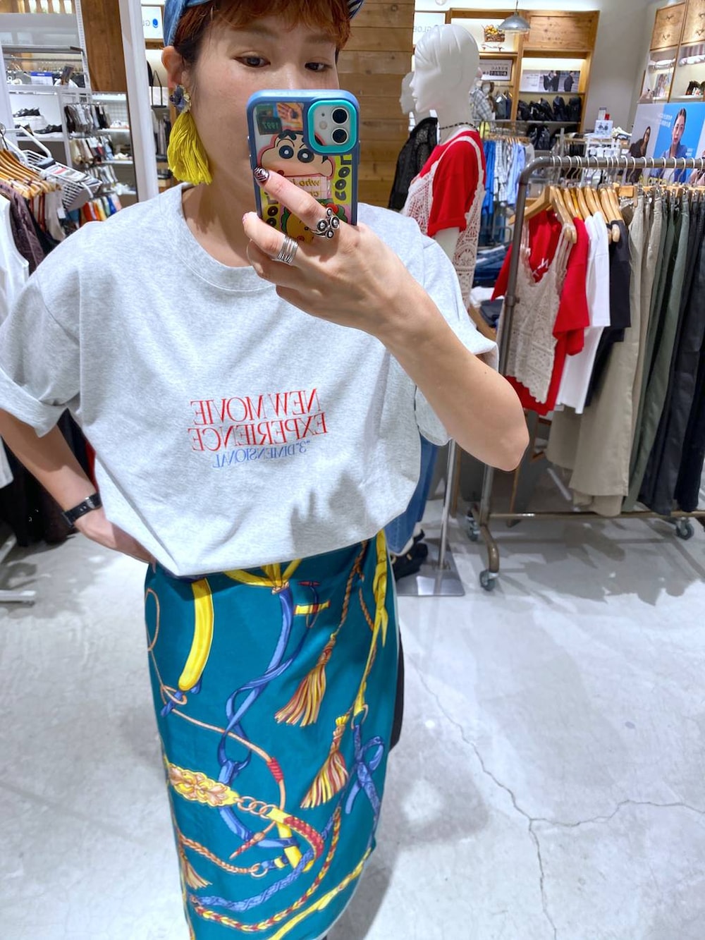グレー系のその他パンツ、グレー系のTシャツ/カットソー、グリーン系のバンダナ/スカーフを着用したレディースの夏コーディネートの4枚目の写真