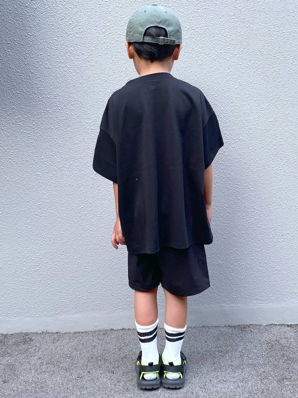 ブラック系のその他パンツ、ブラック系のTシャツ/カットソー、グリーン系のキャップを着用したキッズの夏コーディネートの4枚目の写真