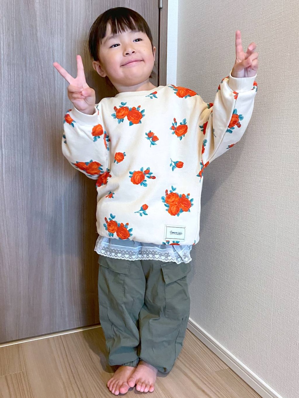 グリーン系のカーゴパンツを着用したキッズの夏コーディネートの3枚目の写真