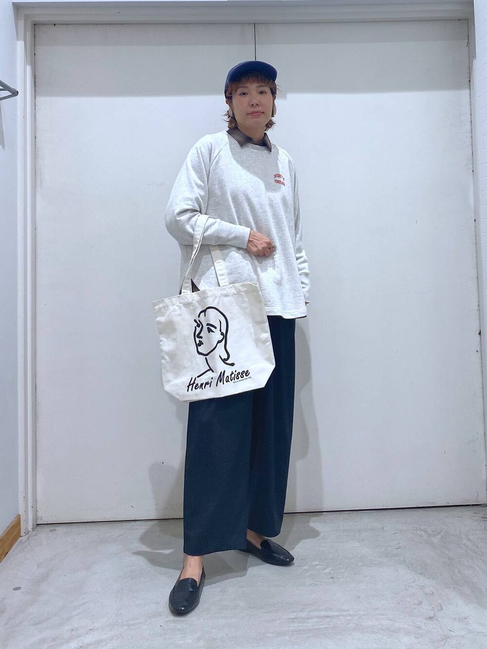 ブラック系のその他シューズ、ブラウン系のシャツ/ブラウス、ブルー系のキャップを着用したレディースの秋コーディネートの5枚目の写真