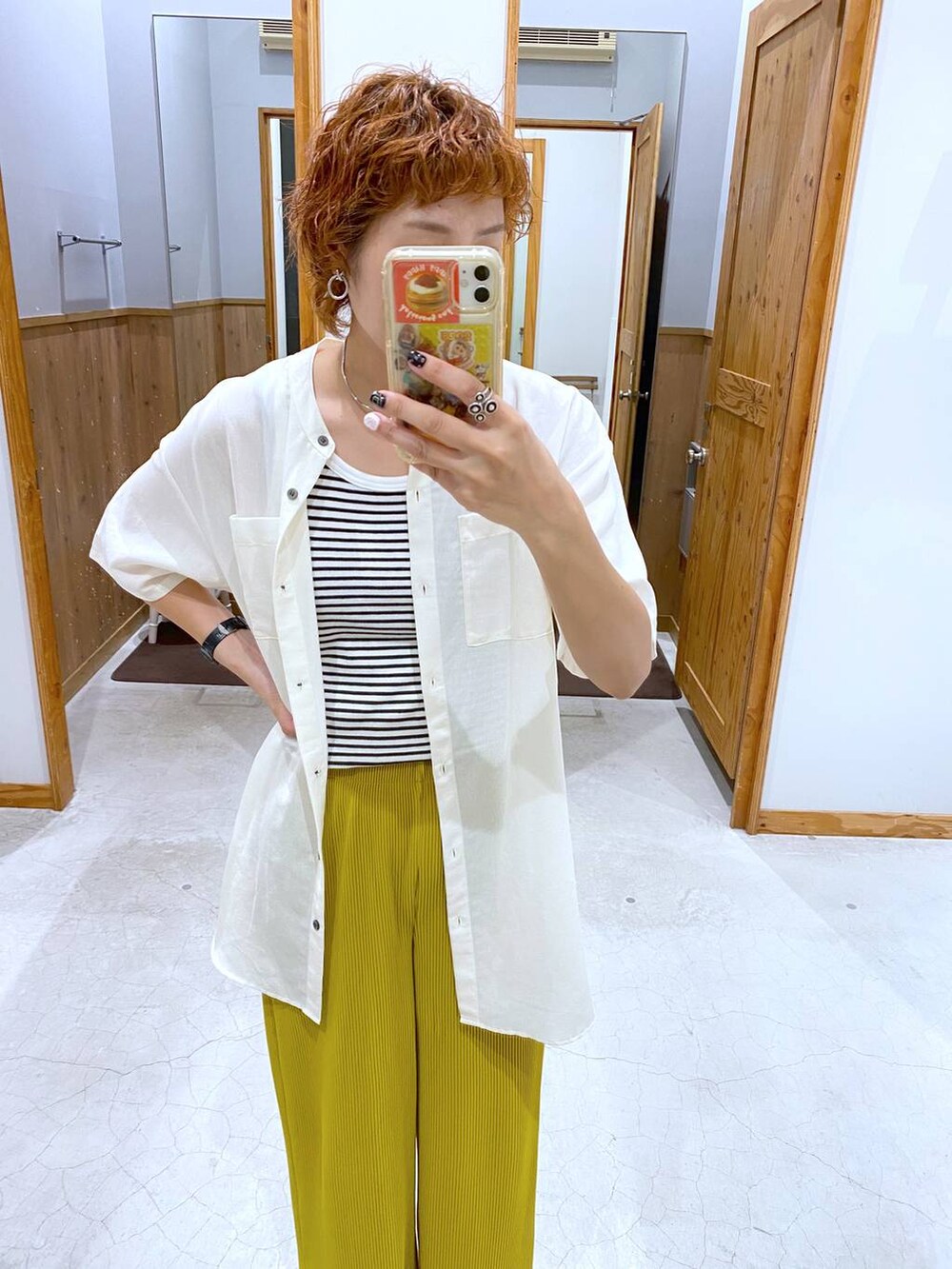 ホワイト系のシャツ/ブラウス、イエロー系のその他パンツを着用したレディースの夏コーディネートの3枚目の写真