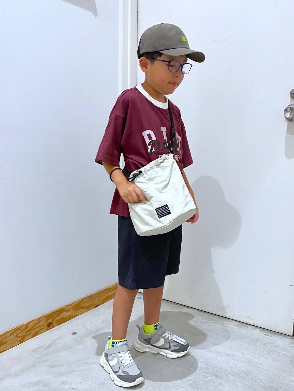 グレー系のスニーカー、ベージュ系のショルダーバッグ、グレー系のその他パンツを着用したキッズの夏コーディネートの4枚目の写真