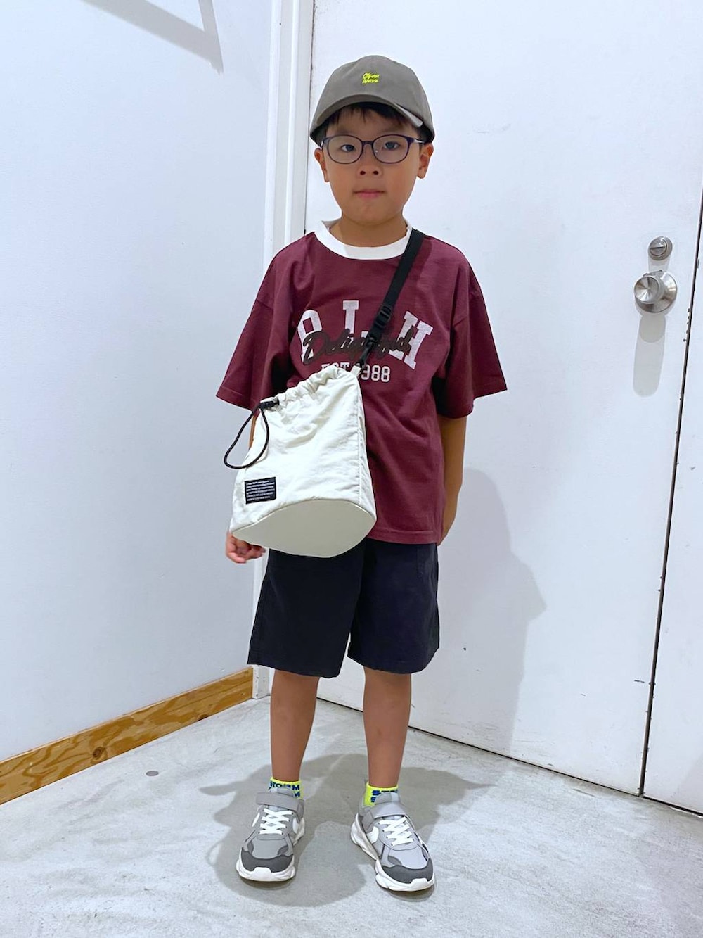 グレー系のスニーカー、ベージュ系のショルダーバッグ、グレー系のその他パンツを着用したキッズの夏コーディネートの5枚目の写真