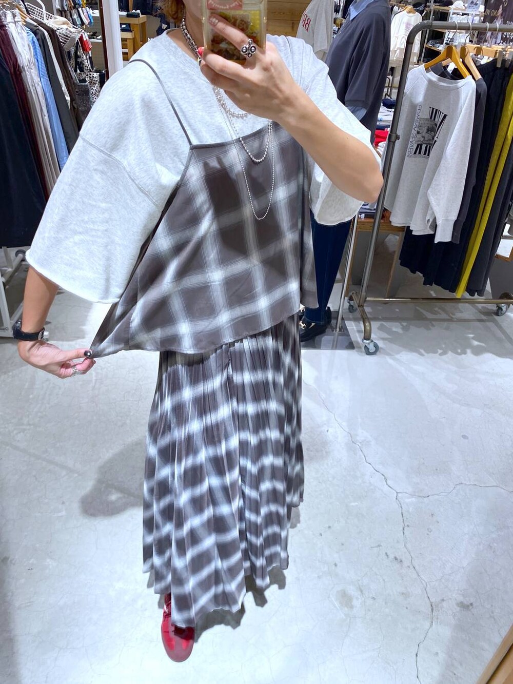 ブラウン系のスカート、ブラウン系のキャミソール、グリーン系のソックス/靴下を着用したレディースの秋コーディネートの3枚目の写真