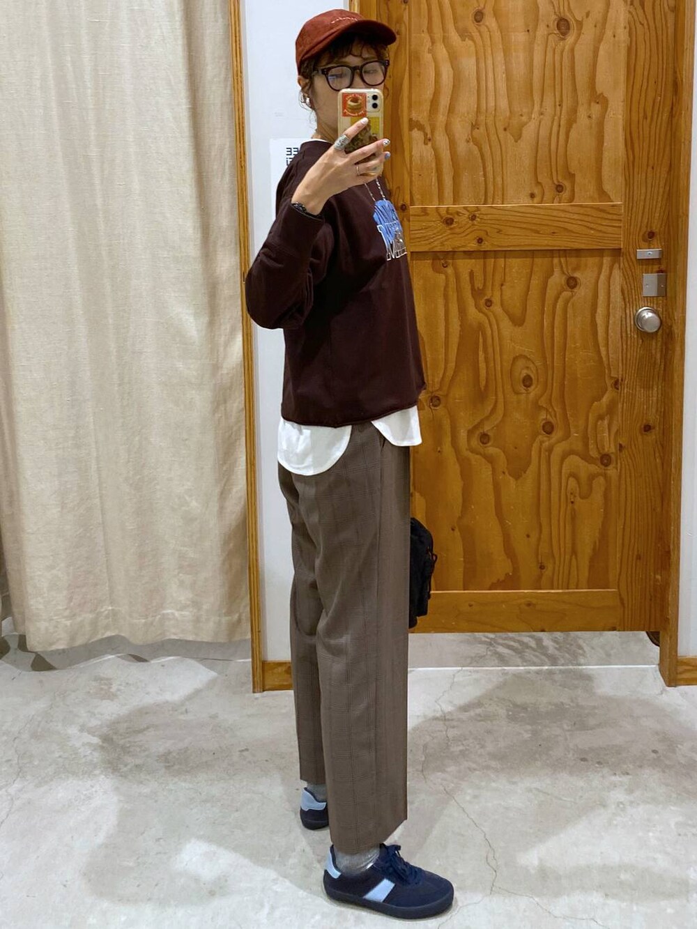 ブルー系のスニーカー、ブラウン系のその他パンツ、ホワイト系のTシャツ/カットソーを着用したレディースの秋コーディネートの2枚目の写真