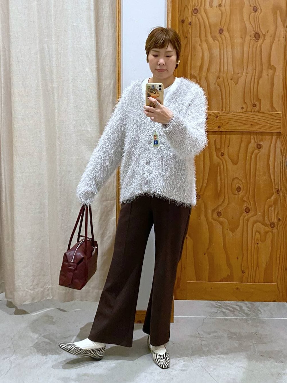 その他のパンプス、レッド系のボストンバッグ、ブラウン系のスウェットパンツを着用したレディースの春コーディネートの2枚目の写真