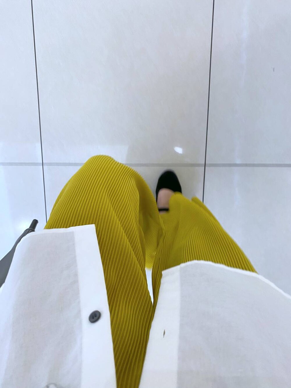 ホワイト系のシャツ/ブラウス、イエロー系のその他パンツを着用したレディースの夏コーディネートの4枚目の写真