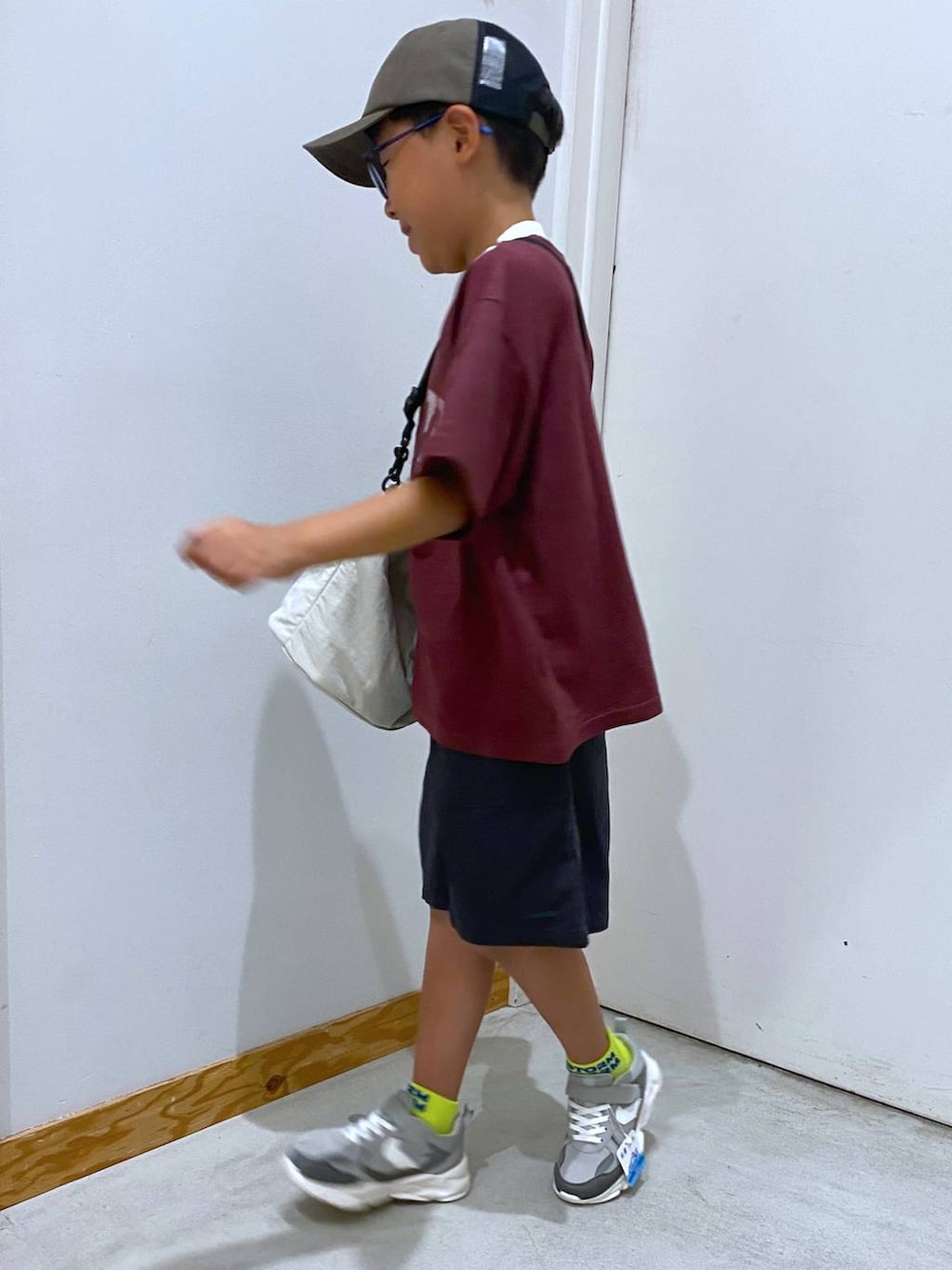 グレー系のスニーカー、ベージュ系のショルダーバッグ、グレー系のその他パンツを着用したキッズの夏コーディネートの2枚目の写真