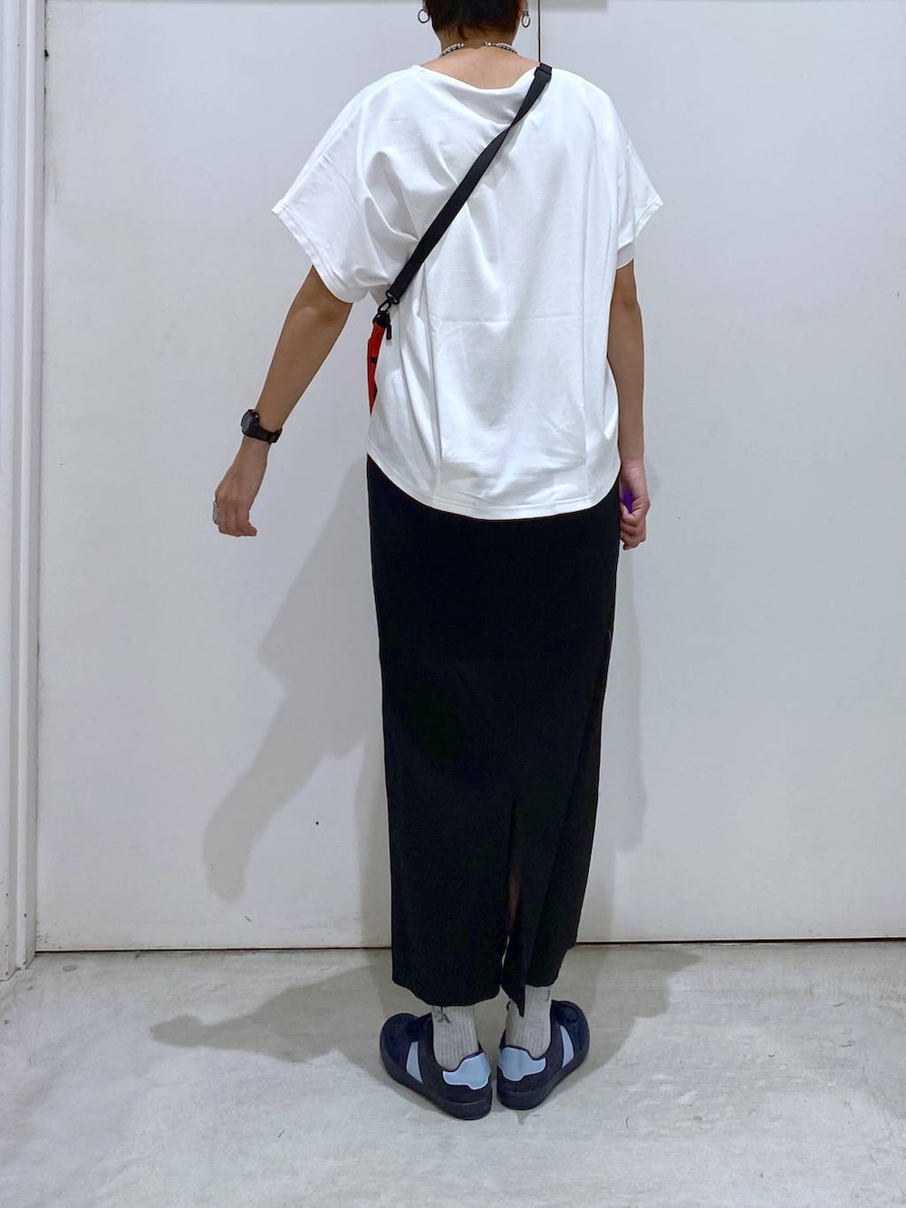 「高身長、ママコーデ、カジュアルコーデ、夏コーデ、楽ちんコーデ、体型カバー、セールコーデ、GLOBAL WORK、Tシャツ、スカート、キャップ、スニーカー、差し色コーデ、個性派、カジュアル」｜「GLOBAL WORKのエアかるクラシックスニーカー/135751（スニーカー、ブルー系）」を使った、osumiさん（レディース・174cm）の春コーディネートの3枚目の写真