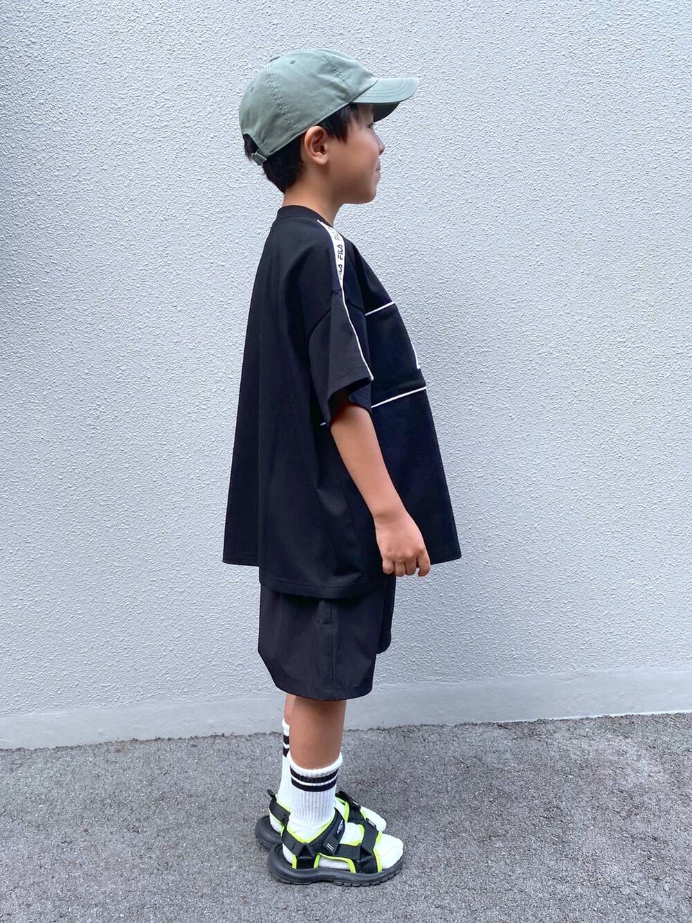 ブラック系のその他パンツ、ブラック系のTシャツ/カットソー、グリーン系のキャップを着用したキッズの夏コーディネートの5枚目の写真