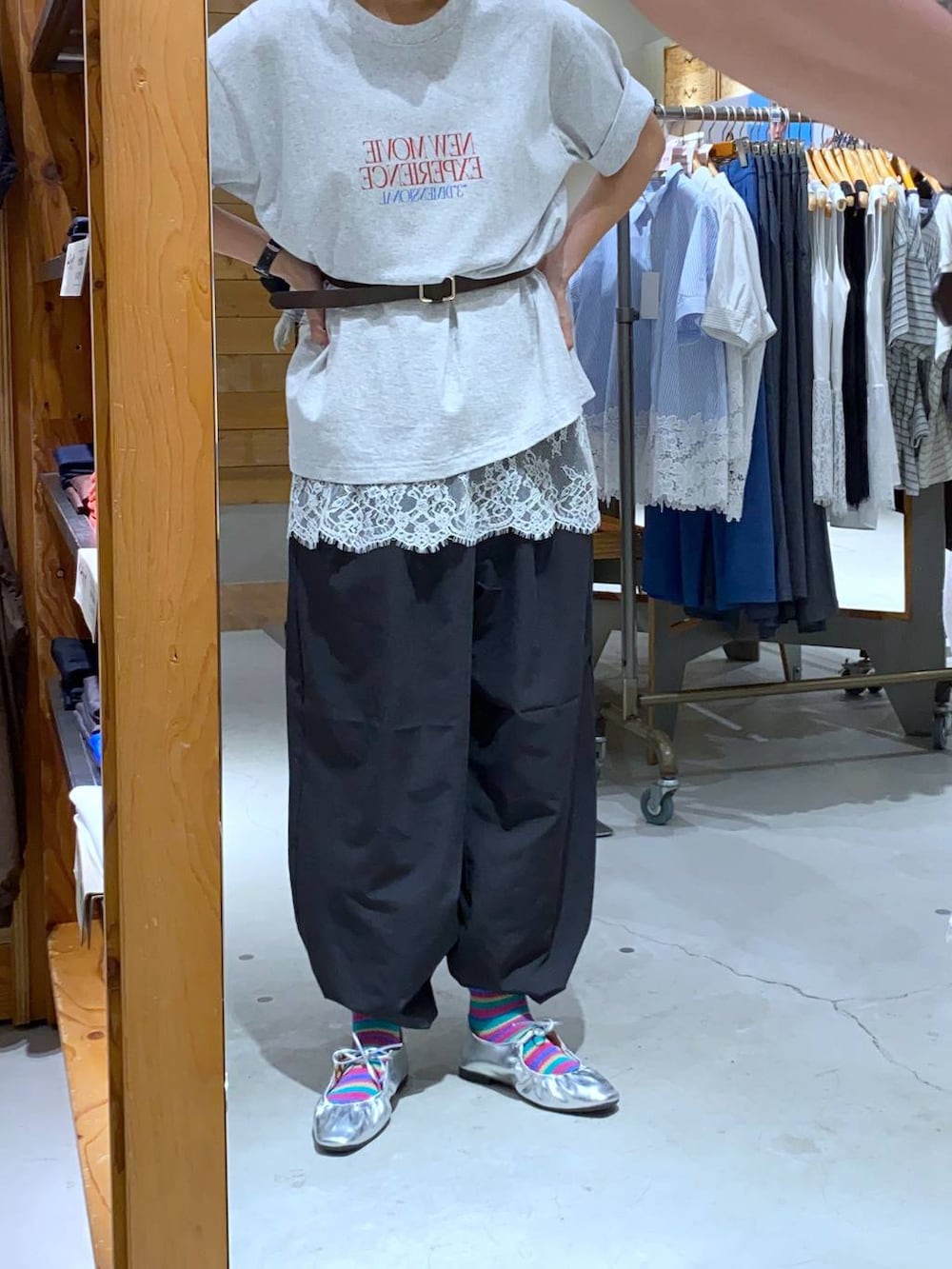 グレー系のその他パンツ、ホワイト系のキャミソール、グレー系のTシャツ/カットソーを着用したレディースの夏コーディネートの5枚目の写真