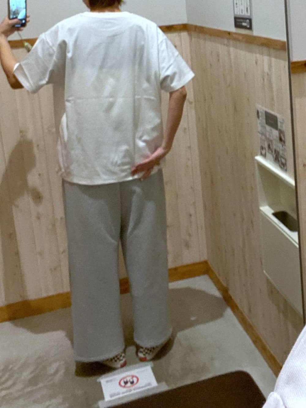 ピンク系のシャツ/ブラウス、グレー系のスウェットパンツ、ホワイト系のキャミソールを着用したレディースの春コーディネートの4枚目の写真