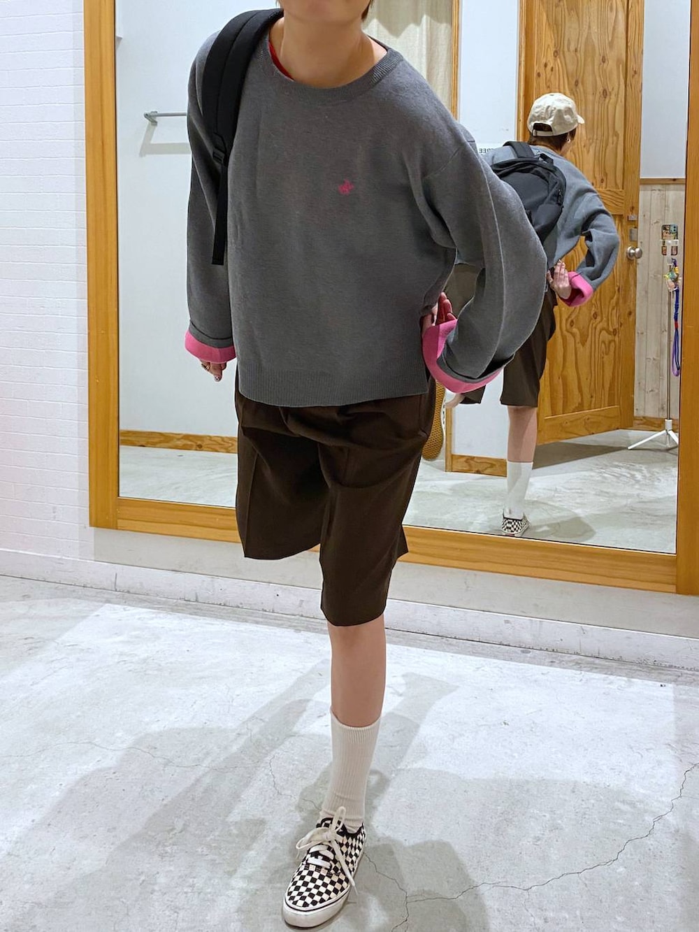 ブラック系のバックパック/リュック、ブラウン系のその他パンツ、グレー系のニット/セーターを着用したレディースの秋コーディネートの3枚目の写真