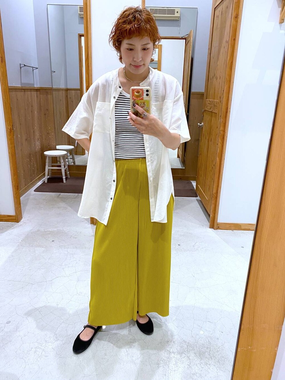 ホワイト系のシャツ/ブラウス、イエロー系のその他パンツを着用したレディースの夏コーディネートの2枚目の写真