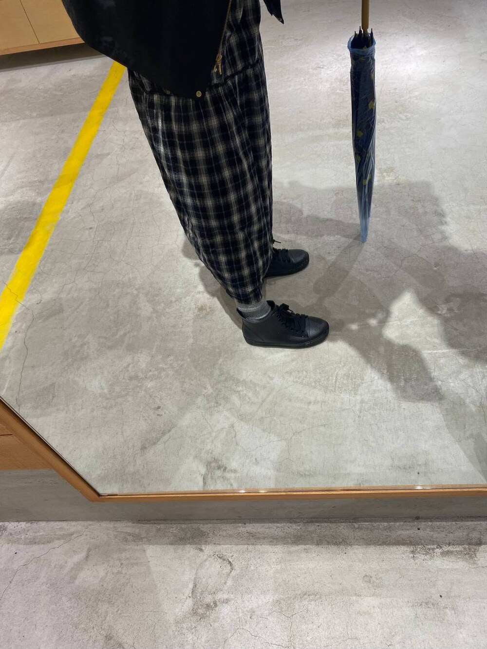 ブラック系のマウンテンパーカー、ブルー系のTシャツ/カットソー、グレー系のTシャツ/カットソーを着用したレディースの夏コーディネートの3枚目の写真