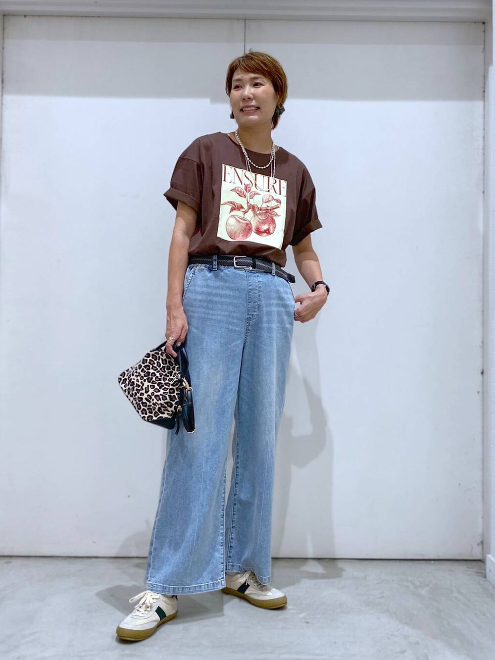 その他のショルダーバッグ、ベージュ系のスニーカー、ブラウン系のTシャツ/カットソーを着用したレディースの夏コーディネートの2枚目の写真
