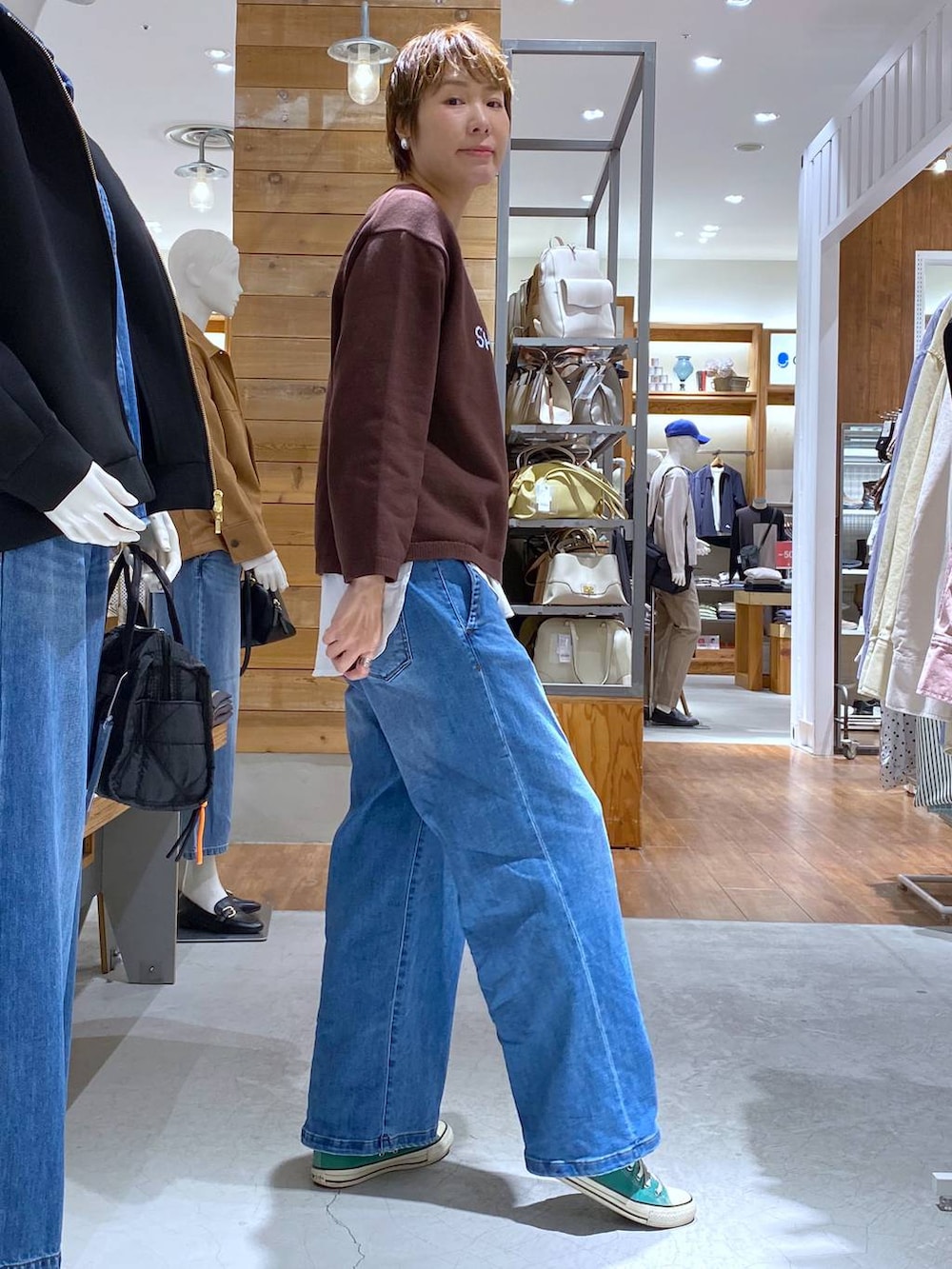 ブルー系のデニムパンツ、ブラウン系のニット/セーターを着用したレディースの冬コーディネートの3枚目の写真