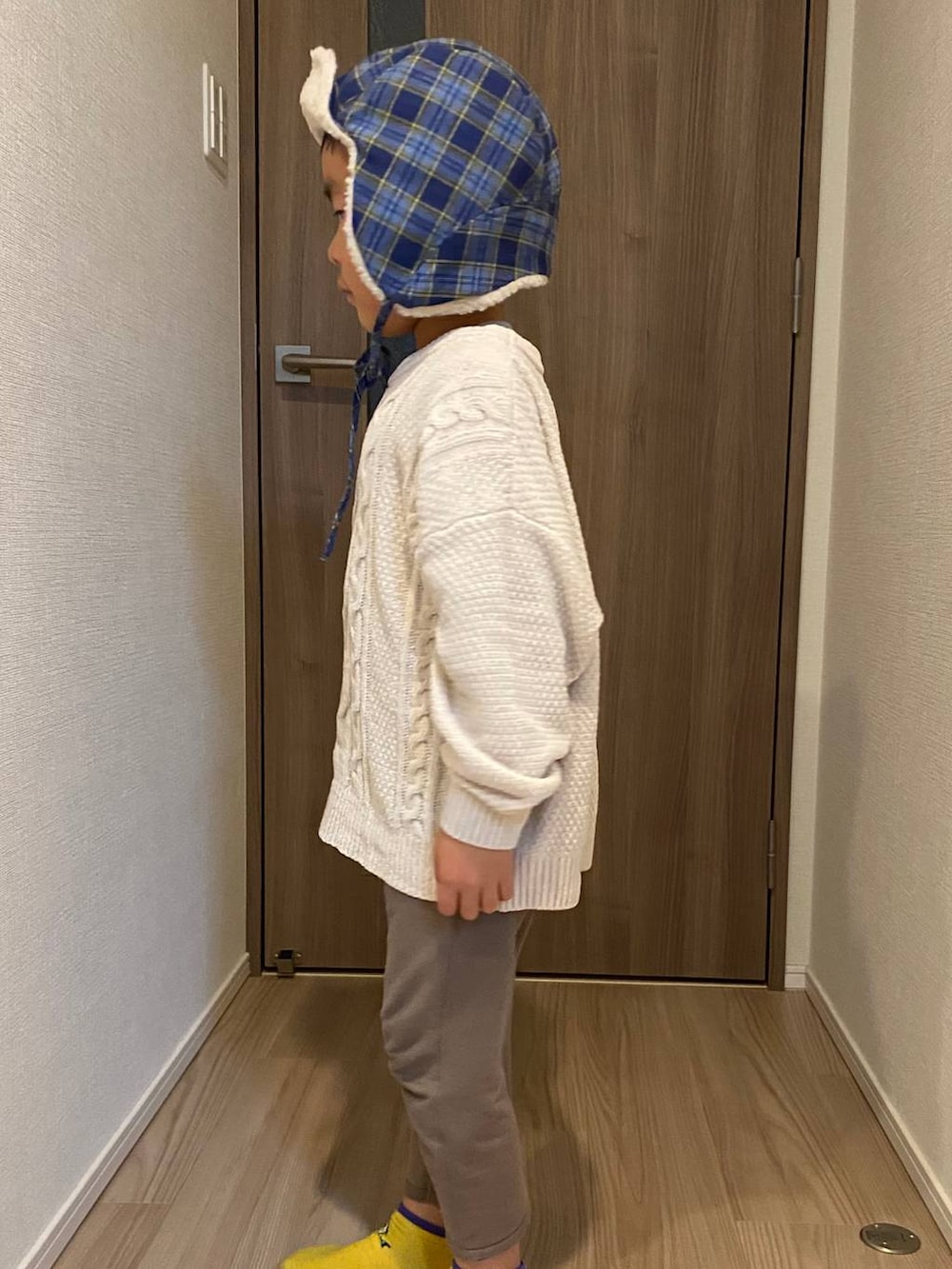 ベージュ系のニット/セーターを着用したキッズの冬コーディネートの3枚目の写真