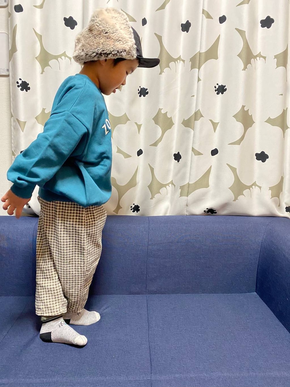 グリーン系のスウェットを着用したキッズの冬コーディネートの4枚目の写真