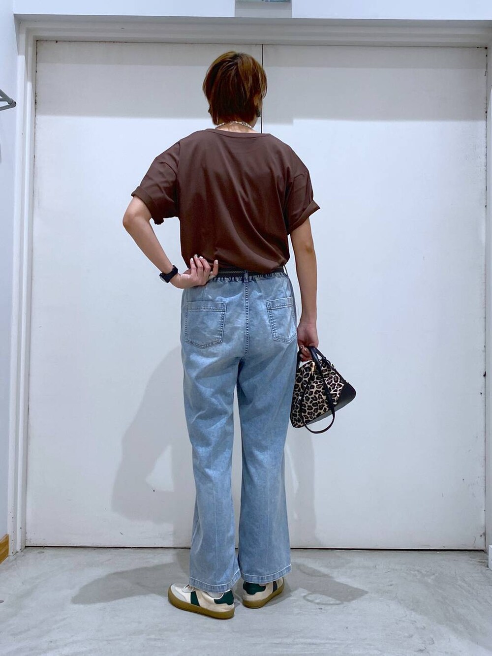 その他のショルダーバッグ、ベージュ系のスニーカー、ブラウン系のTシャツ/カットソーを着用したレディースの夏コーディネートの4枚目の写真