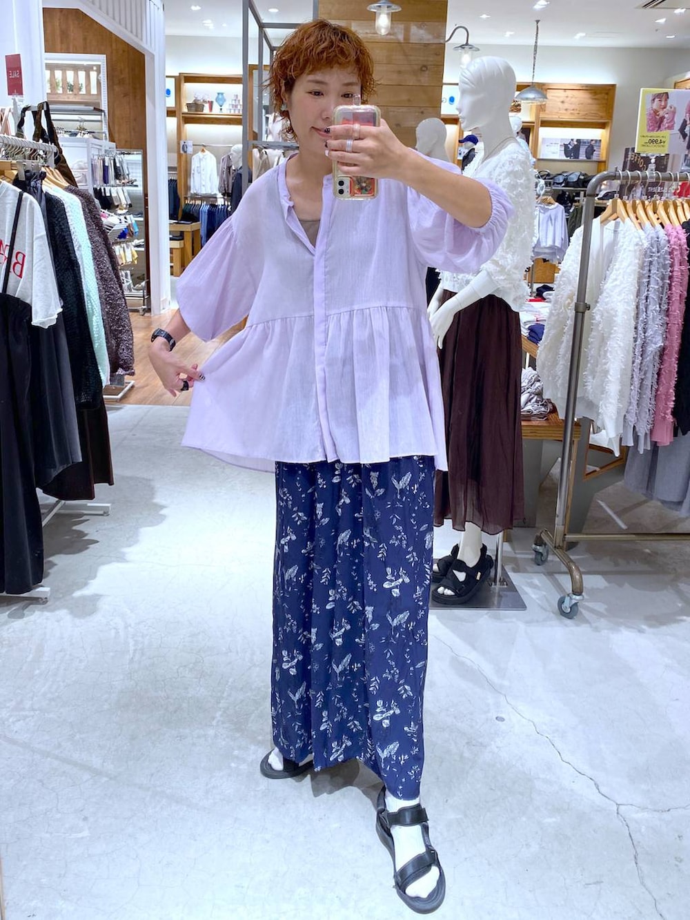 パープル系のシャツ/ブラウス、ブルー系のその他パンツを着用したレディースの夏コーディネートの2枚目の写真