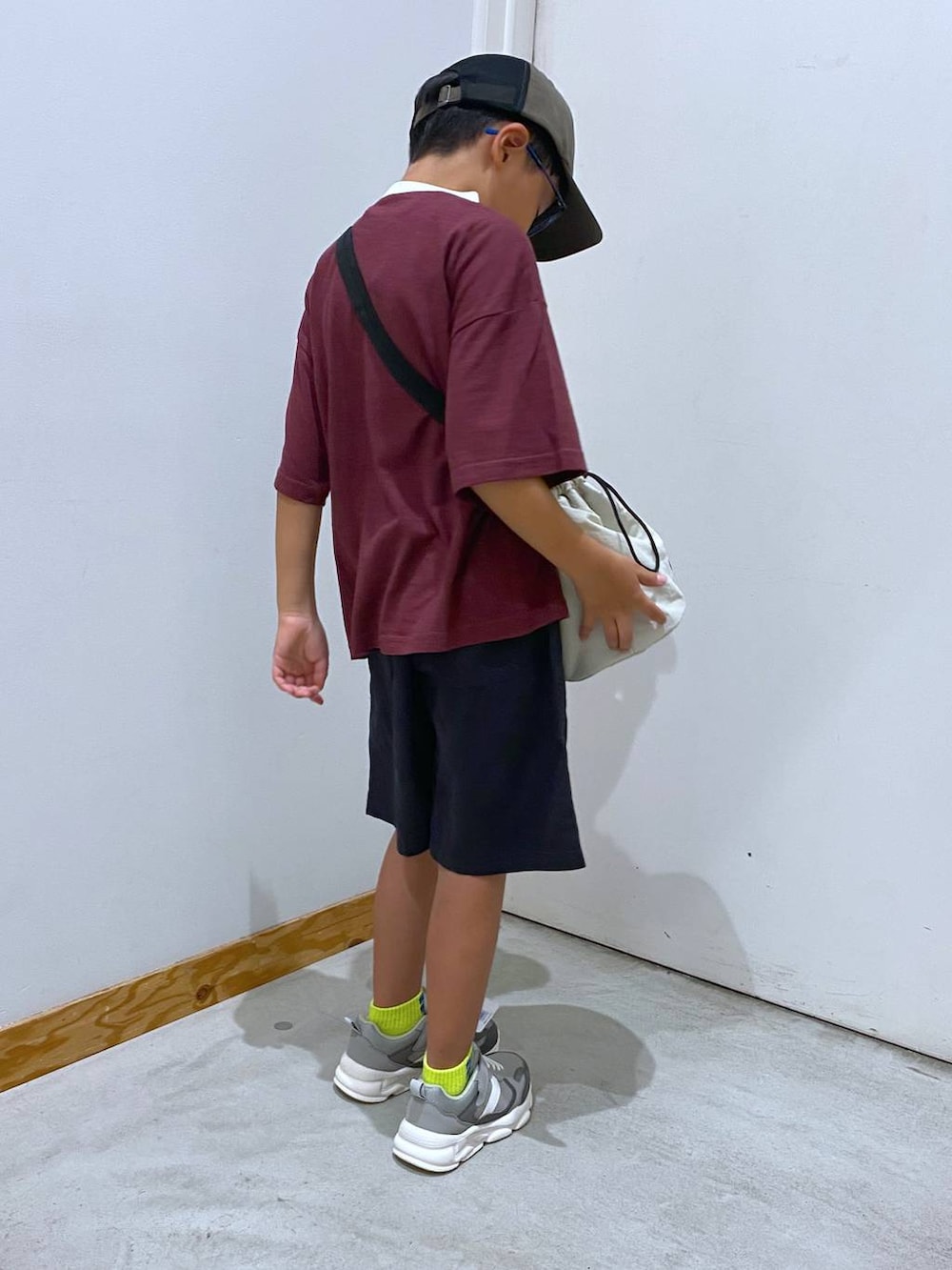 グレー系のスニーカー、ベージュ系のショルダーバッグ、グレー系のその他パンツを着用したキッズの夏コーディネートの3枚目の写真