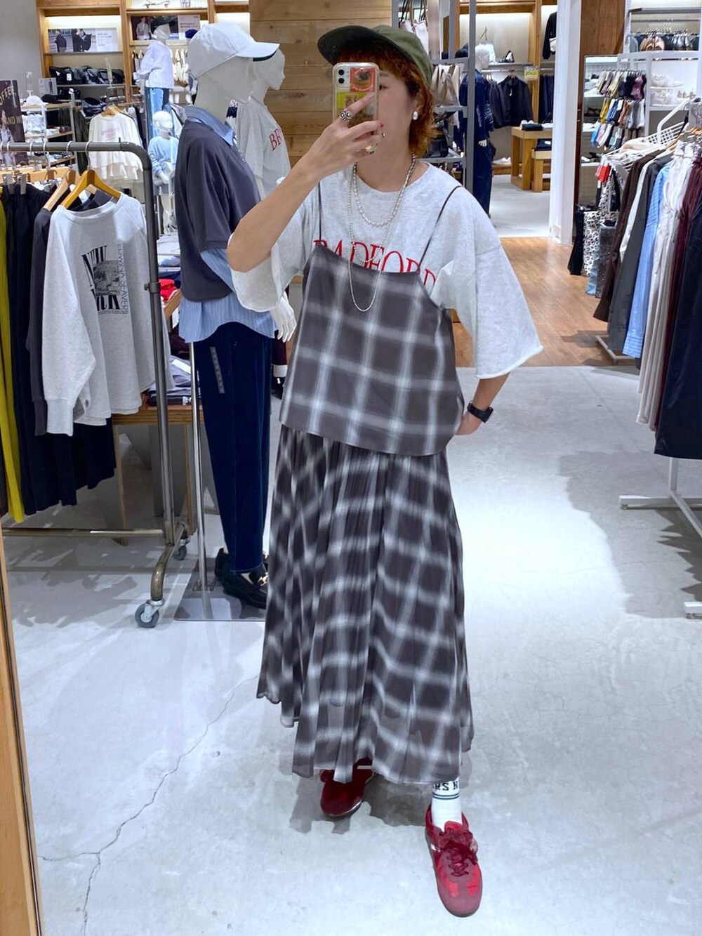 ブラウン系のスカート、ブラウン系のキャミソール、グリーン系のソックス/靴下を着用したレディースの秋コーディネートの2枚目の写真