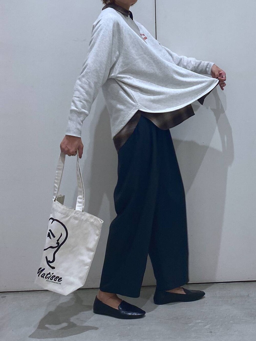 ブラック系のその他シューズ、ブラウン系のシャツ/ブラウス、ブルー系のキャップを着用したレディースの秋コーディネートの3枚目の写真