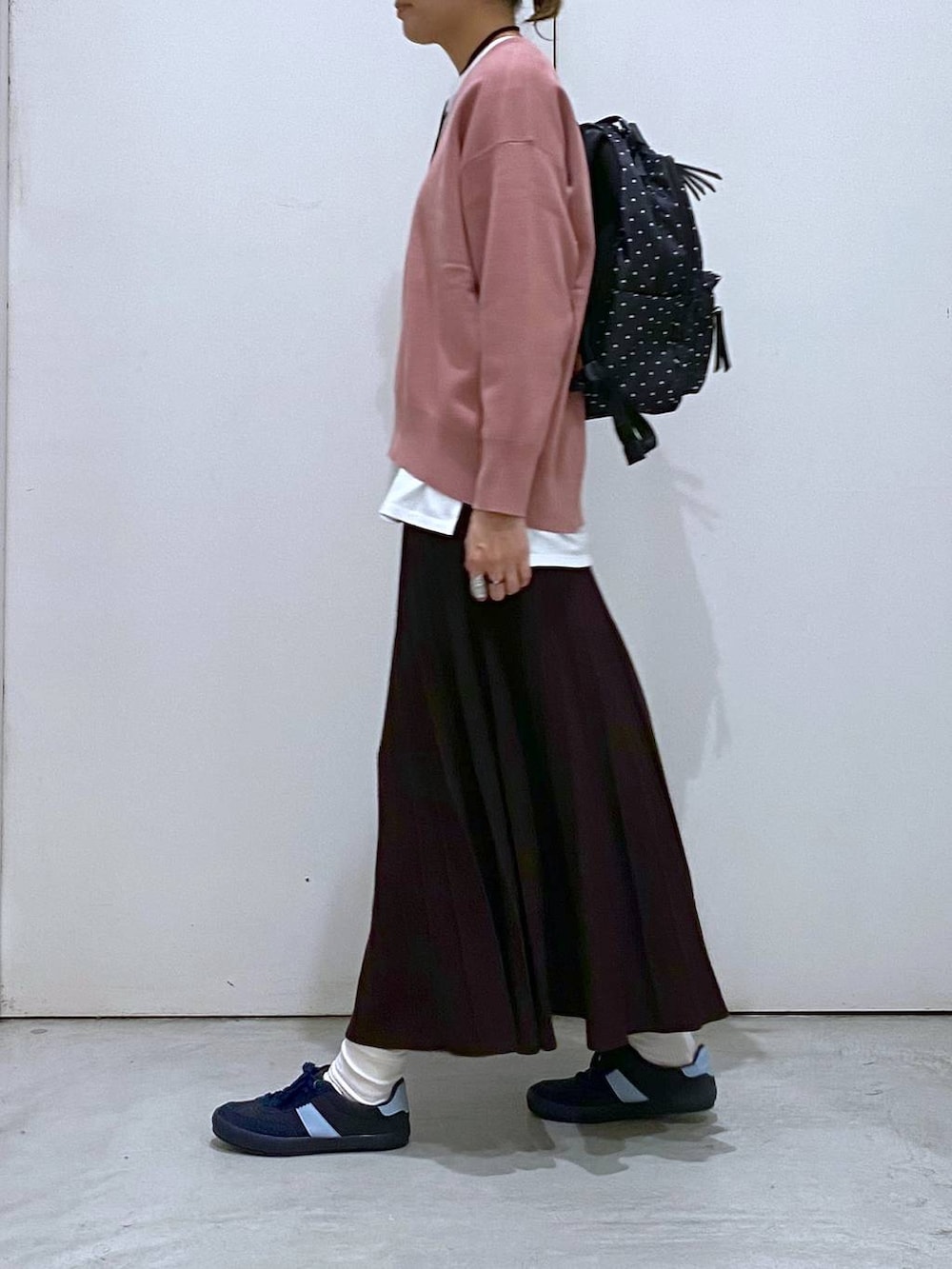 ブルー系のスニーカー、ピンク系のスウェット、ブラウン系のスカートを着用したレディースの秋コーディネートの2枚目の写真