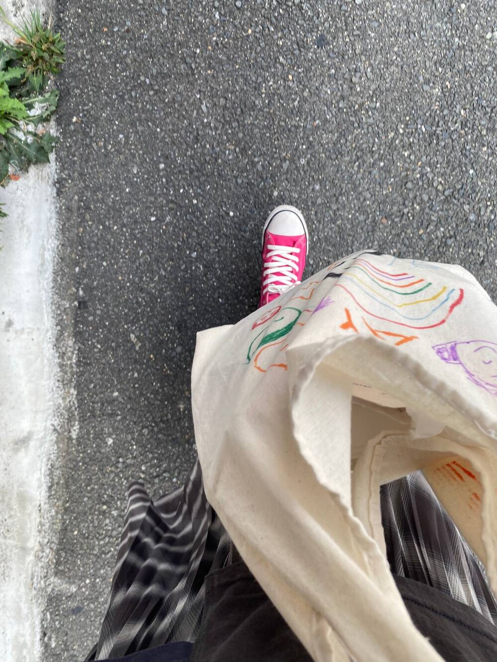 ブラウン系のスカート、グレー系のTシャツ/カットソー、シルバー系のネックレスを着用したレディースの秋コーディネートの3枚目の写真