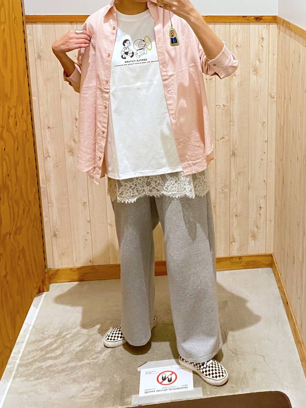 ピンク系のシャツ/ブラウス、グレー系のスウェットパンツ、ホワイト系のキャミソールを着用したレディースの春コーディネートの2枚目の写真