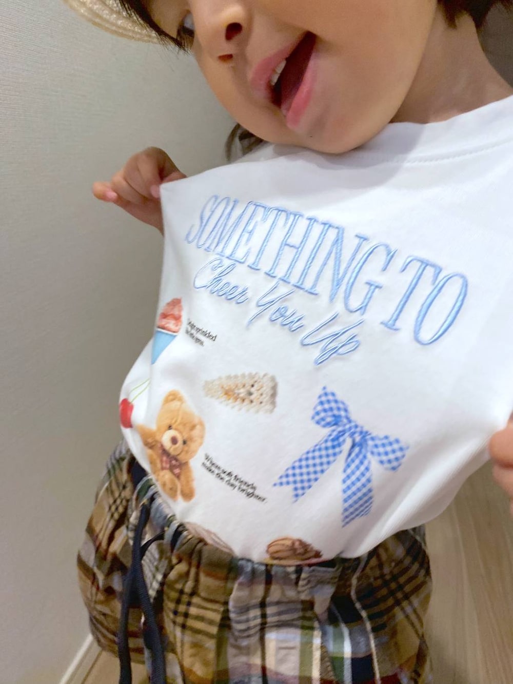 ブラウン系のシャツ/ブラウス、ホワイト系のTシャツ/カットソーを着用したキッズの春コーディネートの5枚目の写真