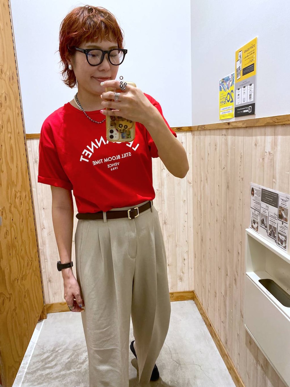 ベージュ系のその他パンツ、レッド系のTシャツ/カットソー、ブラック系のサングラスを着用したレディースの春コーディネートの2枚目の写真
