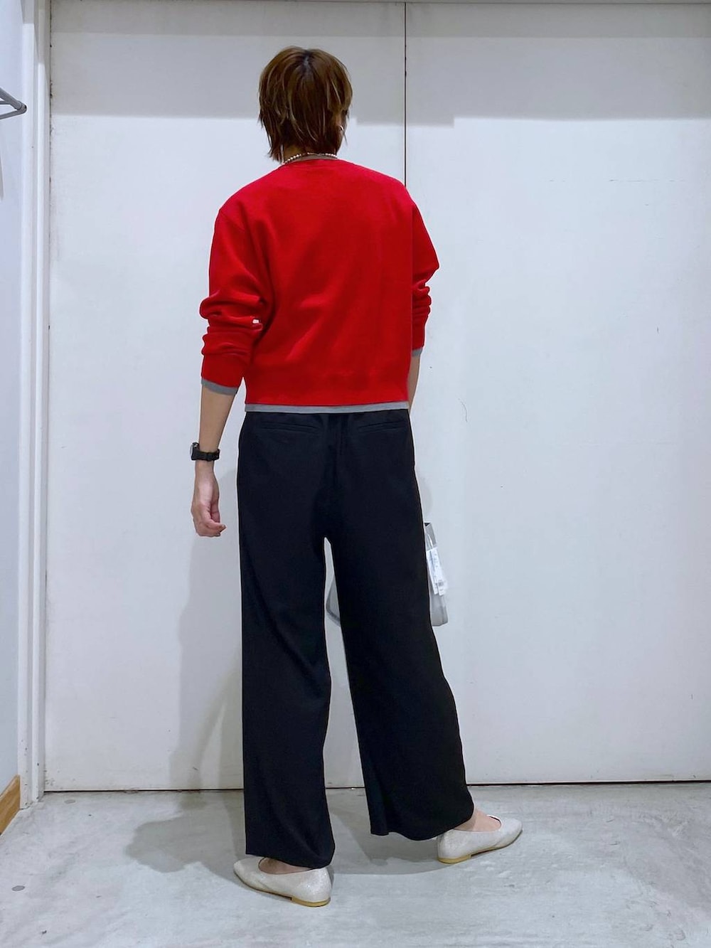 シルバー系のパンプス、シルバー系のトートバッグ、レッド系のカーディガン/ボレロを着用したレディースの春コーディネートの3枚目の写真