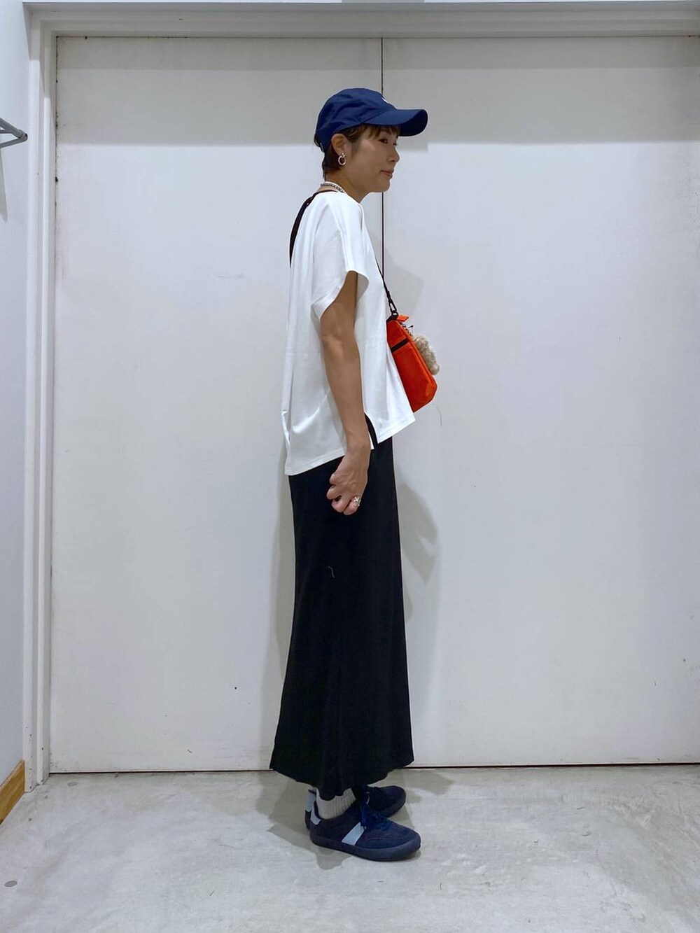 「高身長、ママコーデ、カジュアルコーデ、夏コーデ、楽ちんコーデ、体型カバー、セールコーデ、GLOBAL WORK、Tシャツ、スカート、キャップ、スニーカー、差し色コーデ、個性派、カジュアル」｜「GLOBAL WORKのエアかるクラシックスニーカー/135751（スニーカー、ブルー系）」を使った、osumiさん（レディース・174cm）の春コーディネートの4枚目の写真