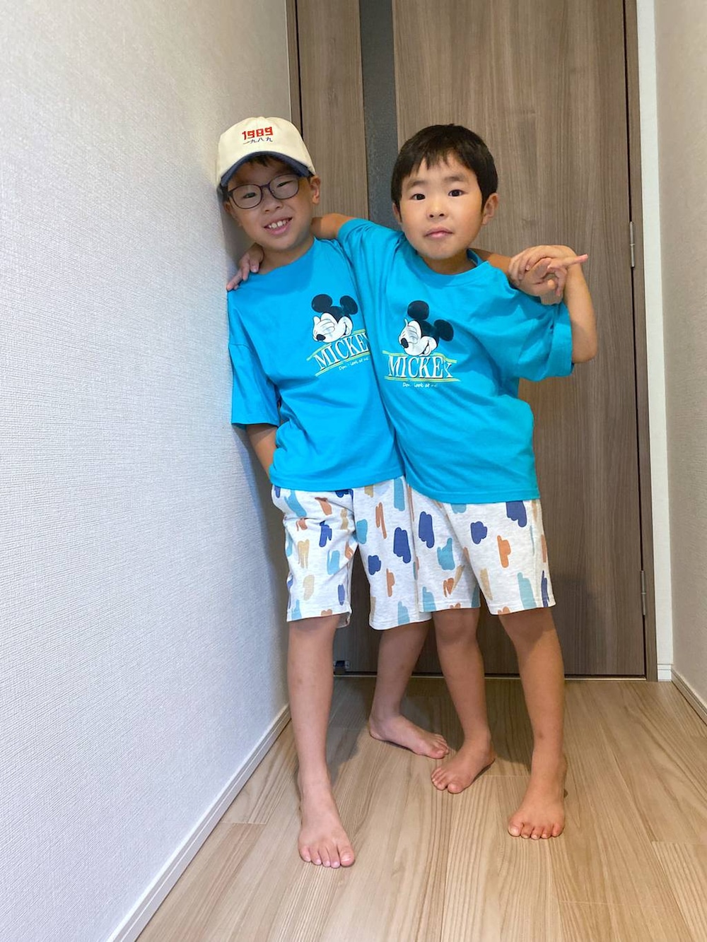 ブルー系のTシャツ/カットソー、ブルー系のTシャツ/カットソーを着用したキッズの夏コーディネートの2枚目の写真