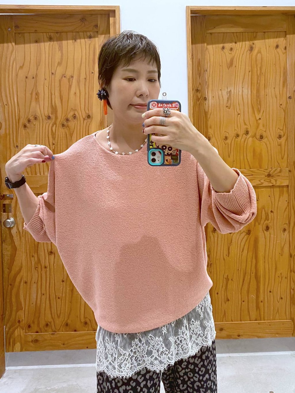ピンク系のニット/セーター、その他のその他パンツ、ホワイト系のキャミソールを着用したレディースの夏コーディネートの3枚目の写真