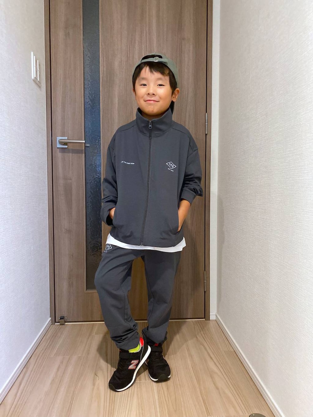 グレー系のブルゾン、ホワイト系のTシャツ/カットソー、グレー系のその他パンツを着用したキッズの秋コーディネートの6枚目の写真