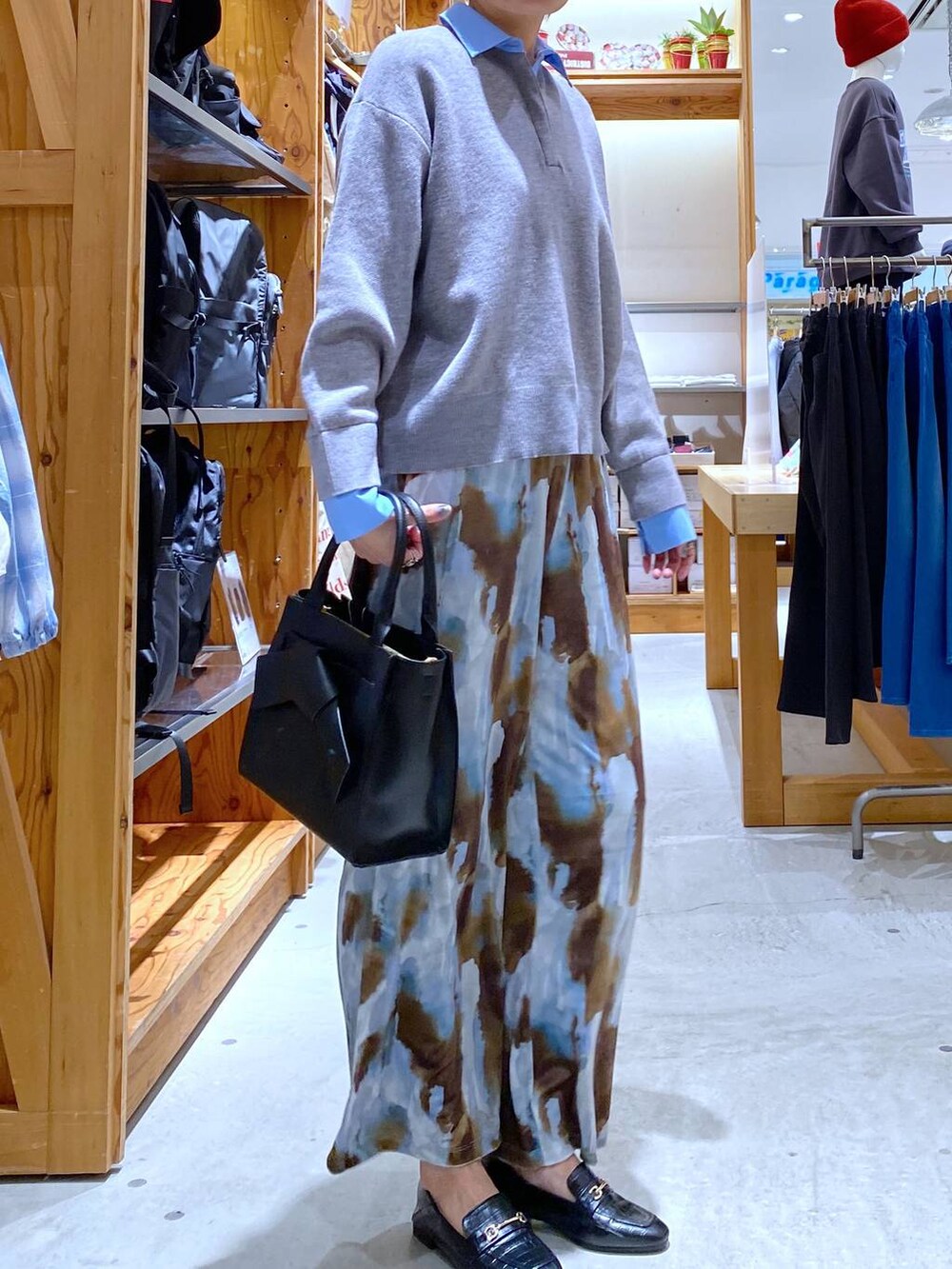 ブラック系のローファー、ブラック系のハンドバッグ、ブラウン系のその他パンツを着用したレディースの冬コーディネートの2枚目の写真